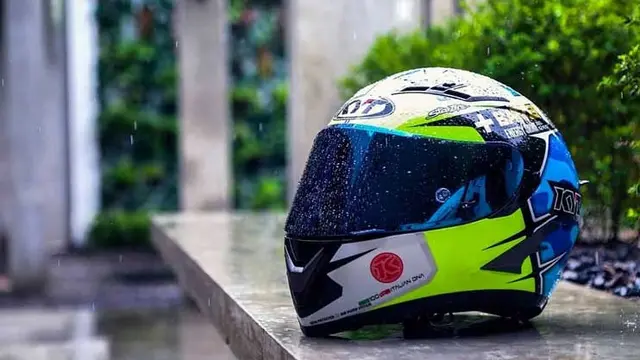 Bersihkan helm setelah berkendara dalam hujan (kotak helm)