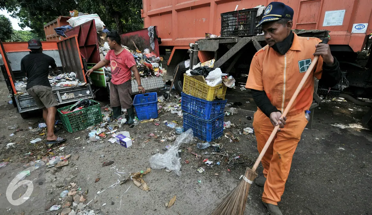 Pekerja memindahkan sampah ke truk pengangkut di Transit Pembuangan Sampah, Lenteng Agung, Jakarta, Senin (11/7). Pasca libur Lebaran, volume sampah di Kecamatan Jagakarsa  mencapai 200 ton. (Liputan6.com/Yoppy Renato)
