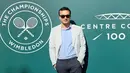 <p>Musim panas juga bisa mengasah kreativitas kita dalam memadu-padankan gaya. Seperti tampilan Nicholas Saputra yang mengenakan blazer dengan aksen garis dipadukan dengan kemeja berwarna biru muda untuk aksen summer yang stylish. (FOTO: instagram.com/renfelany/)</p>