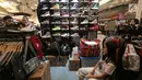 Pengunjung melihat sepatu Sneaker pada Pesta Sneaker yang digelar di atrium Lippo Mall Kemang, Jakarta, Kamis (19/4). Sneakerpeak The Fifth yang digelar pada 17 - 21 April diikuti lebih banyak penjual sneaker yang mengalami peningkatan sebesar 25%. (Liputan6.com/Fery Pradolo)