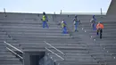 Pekerja menyelesaikan pembangunan Stadion Lusail di Qatar, Jumat (20/12). Lusail akan menjadi stadion untyuk partai pembuka dan penutup piala dunia 2022 di Qatar. (AFP/Giuseppe Cacace)