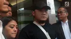 Pelapor penganiayaan, Ronny Yuniarto (tengah) bersama sang istri (kiri) usai membuat laporan di Polres Metro Jakarta Selatan, Kamis (21/6). Ronny diduga menjadi korban penganiayaan seorang anggota Komisi III DPR, Herman Hery. (Merdeka.com/Imam Buhori)