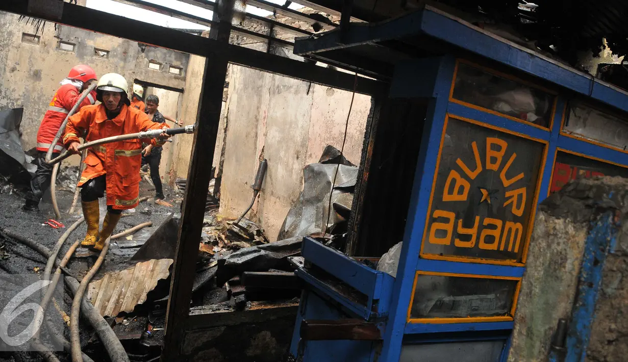 Petugas pemadam kebakaran saat mengevakuasi kebakaran yang terjadi di Jalan Kramat Pulo Dalam RT 03 RW 08, Senen, Jakarta, Selasa (3/11/2015). Sekitar 10 rumah hangus akibat kebakaran yang terjadi. (Liputan6.com/Gempur M Surya)