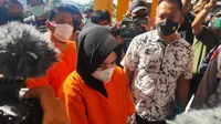 Tersangka pembobolan rekening nasabah Rp1.3 miliar memakai baju tahahan Polda Riau. (Liputan6.com/M Syukur)