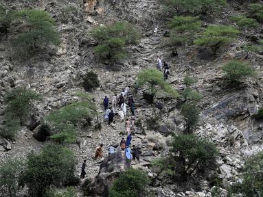Warga dari kota dan desa sekitar terpaksa harus mendaki saat mencoba mencapai wilayah yang dilanda gempa untuk membantu para korban di distrik Nurgol, provinsi Kunar, Afghanistan timur, Selasa 2 September 2025. (AP Photo/Nava Jamshidi)