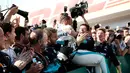 Pembalap Mercedes, Lewis Hamilton berselebrasi bersama timnya saat merayakan keberhasilnnya menjuarai GP Hungaria di Sirkuit Hungaroring, Mogyorod, (29/7). Hamilton berhasil menjuarai secara beruntun di musim ini. (AP Photo/Laszlo Balogh)