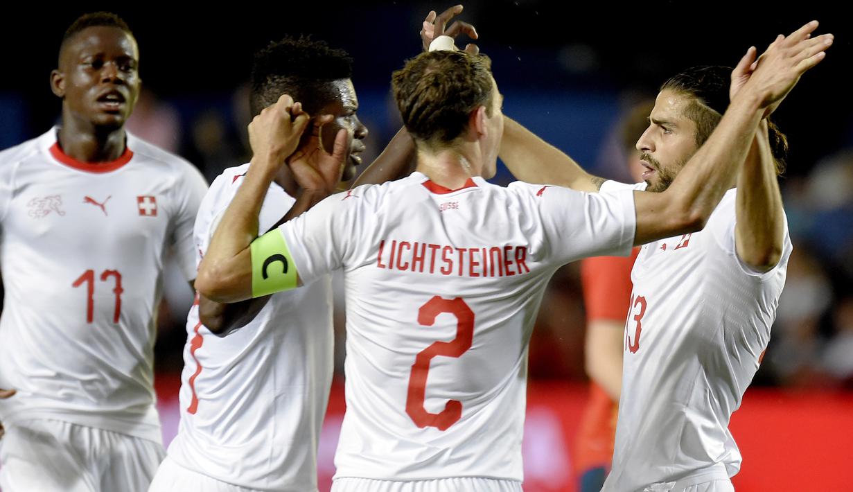 Para pemain Swiss merayakan gol yang dicetak Ricardo Rodriguez ke gawang Spanyol pada laga persahabatan di Stadion La Ceramica, Vila-real, Minggu (3/6/2018). Kedua negara bermain imbang 1-1. (AFP/Jose Jordan)