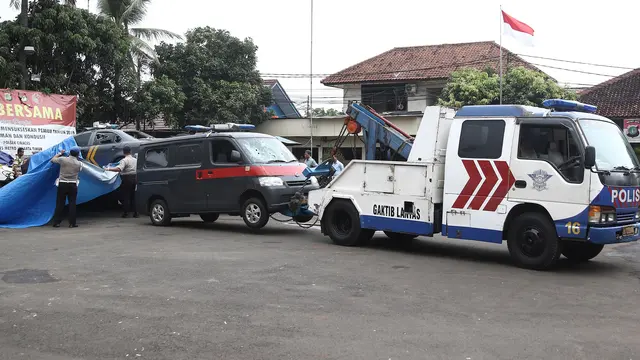 Evakuasi Mobil Rusak Sisa Penyerangan Polsek Ciracas