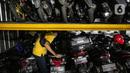 Pekerja mengatur sepeda motor yang diparkir di Soul Parking, Kebon Kacang, Jakarta, Jumat (21/1/2022). Tempat parkir vertikal tersebut bisa menyimpan lebih banyak motor di atas lahan sempit. (Liputan6.com/Faizal Fanani)