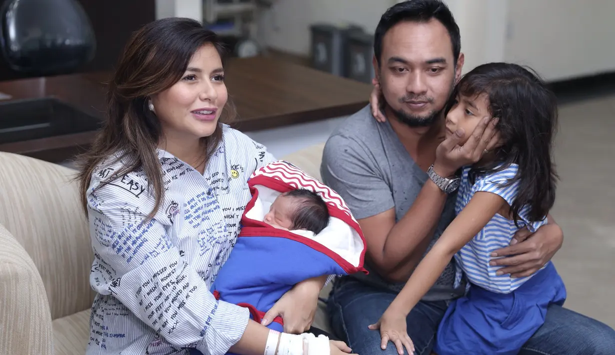 "Nama lengkap Muhammad Bambang Ar Ray Bach. Secara keseluruhan nama, semua nama terbaik untuk laki-laki ada di sini," ucap Bebi Romeo saat ditemui di Rumah Sakit Asih, Jakarta Selatan, Sabtu (26/11/2016) petang. (Galih W. Satria/Bintang.com)