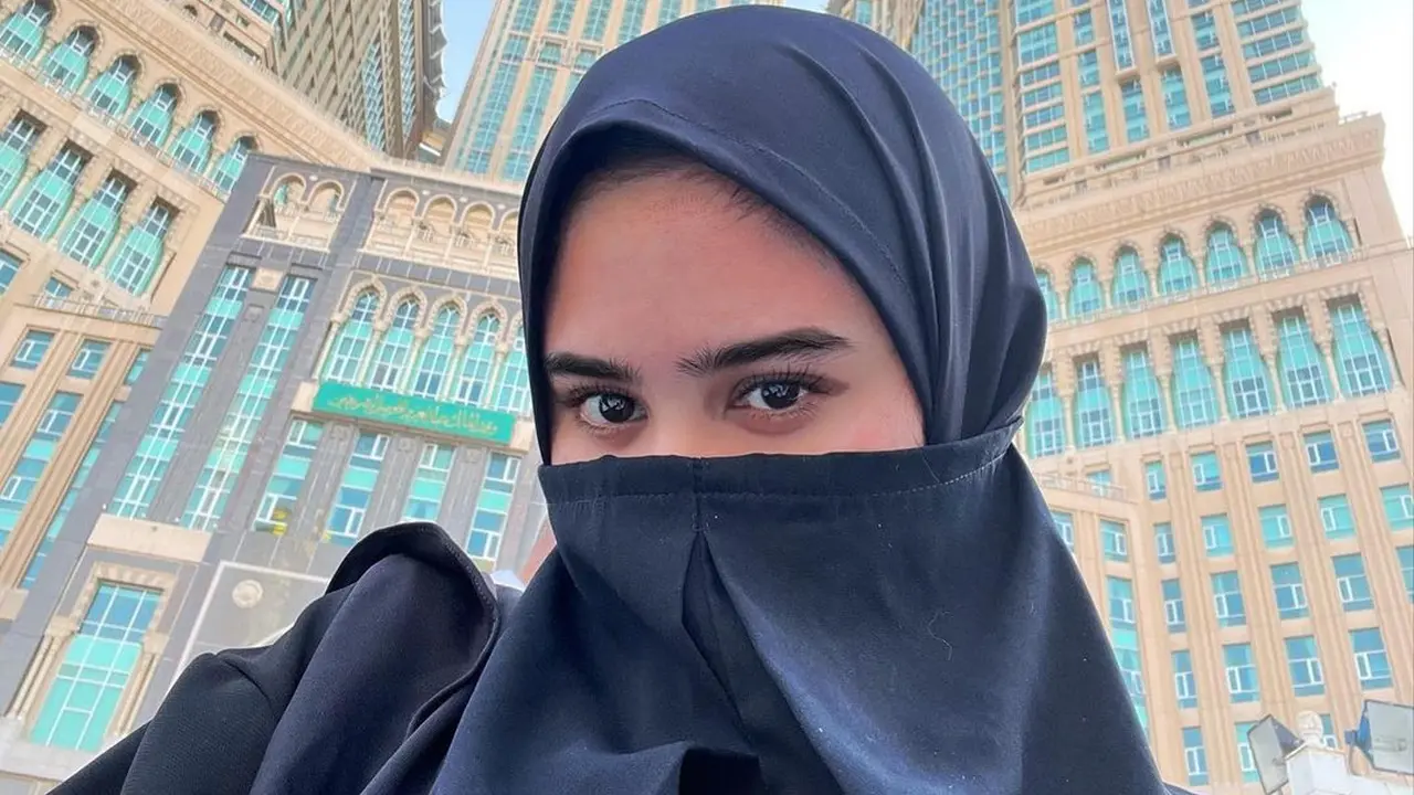 7 Potret Tissa Biani dan Keluarga Jalani Ibadah Umroh, Penuh Haru Bahagia