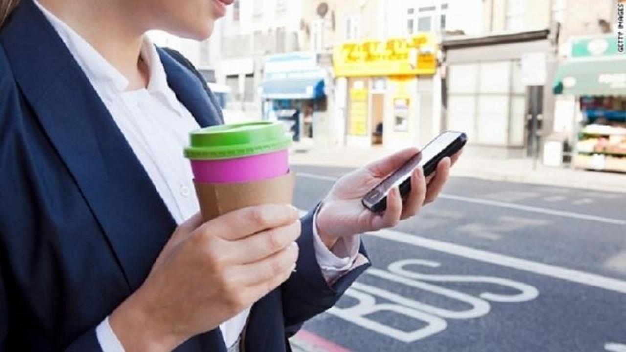 Ilustrasi bermain ponsel di jalan (ABC Online)