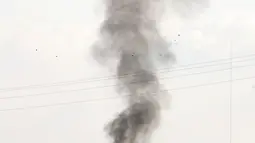 Kepulan asap mengudara dari lokasi jatuhnya sebuah pesawat militer milik AS di wilayah Sunflower-Leflore, Mississippi, Senin (10/7). Pesawat militer yang mengalami kecelakaan diketahui berjenis C-130 Hercules milik Korps Marinir AS (AP Photo/Andy Lo)