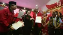 Ketum PDIP Megawati Soekarnoputri memberi surat mandat calon gubernur di Pilkada Jawa Tengah 2018, Ganjar Pranowo saat pengumuman cagub-cawagub PDIP di kantor DPP PDIP Lenteng Agung, Jakarta, Minggu (7/1). (Liputan6.com/Faizal Fanani)