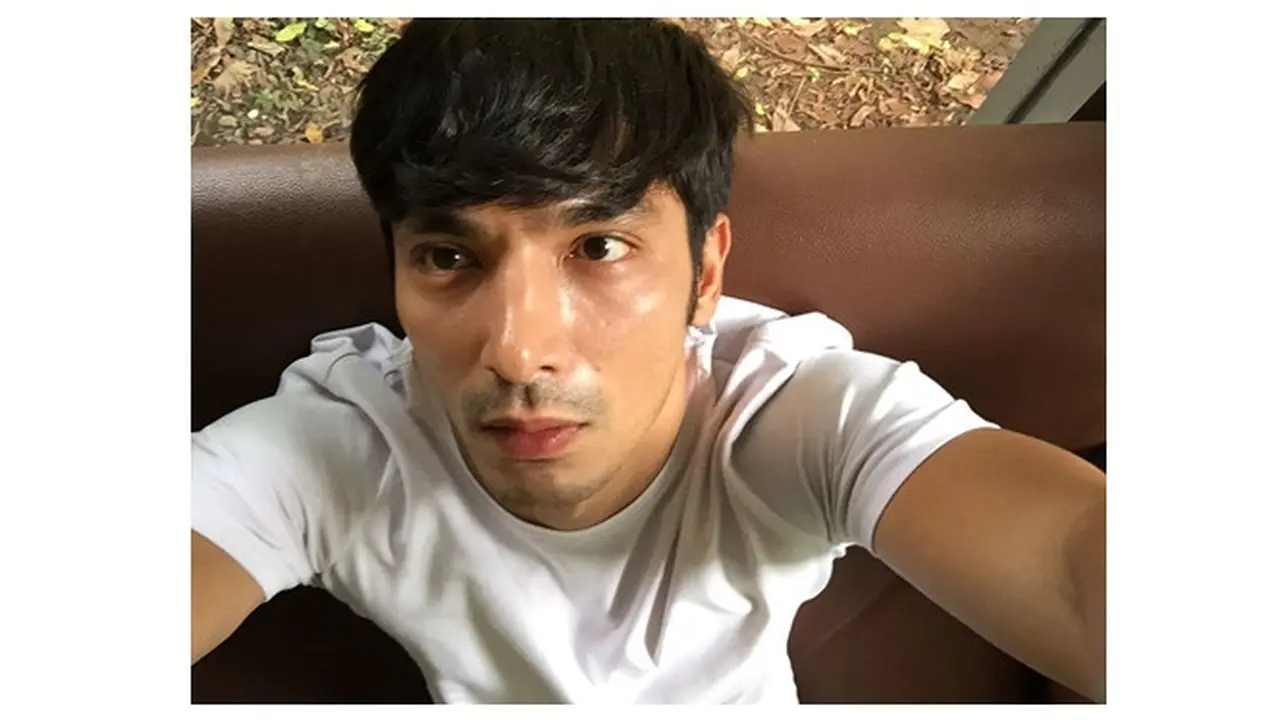6 Potret Selfie Abimana Aryasatya dengan Ekspresi Datar Ini Ala Bapak-Bapak Banget