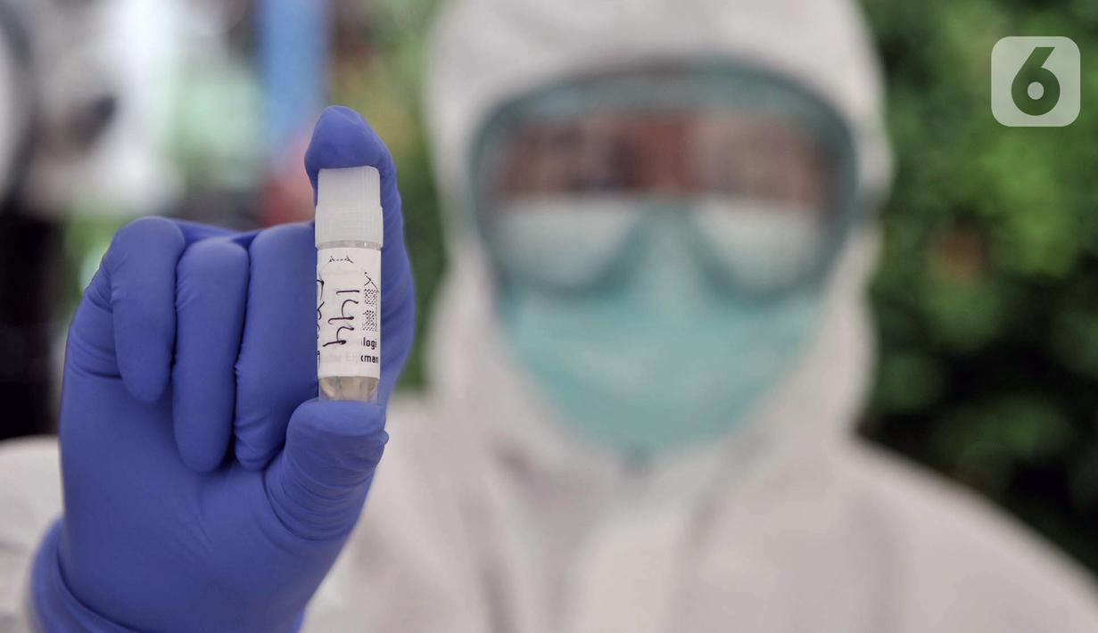 Petugas medis menunjukkan salah satu tabung penyimpan tes swab COVID-19 di Kantor Kecamatan Kramat Jati, Jakarta, Selasa (16/6/2020). Puskesmas Kecamatan Kramat Jati menggelar tes swab bagi seluruh pegawai instansi pemerintahan untuk memutus rantai penyebaran COVID-19. (merdeka.com/Iqbal Nugroho)