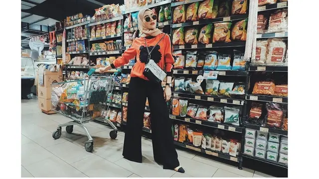7 Potret Terbaru Indah Dewi Pertiwi yang Makin Memesona, Buka Bisnis Busana Muslim