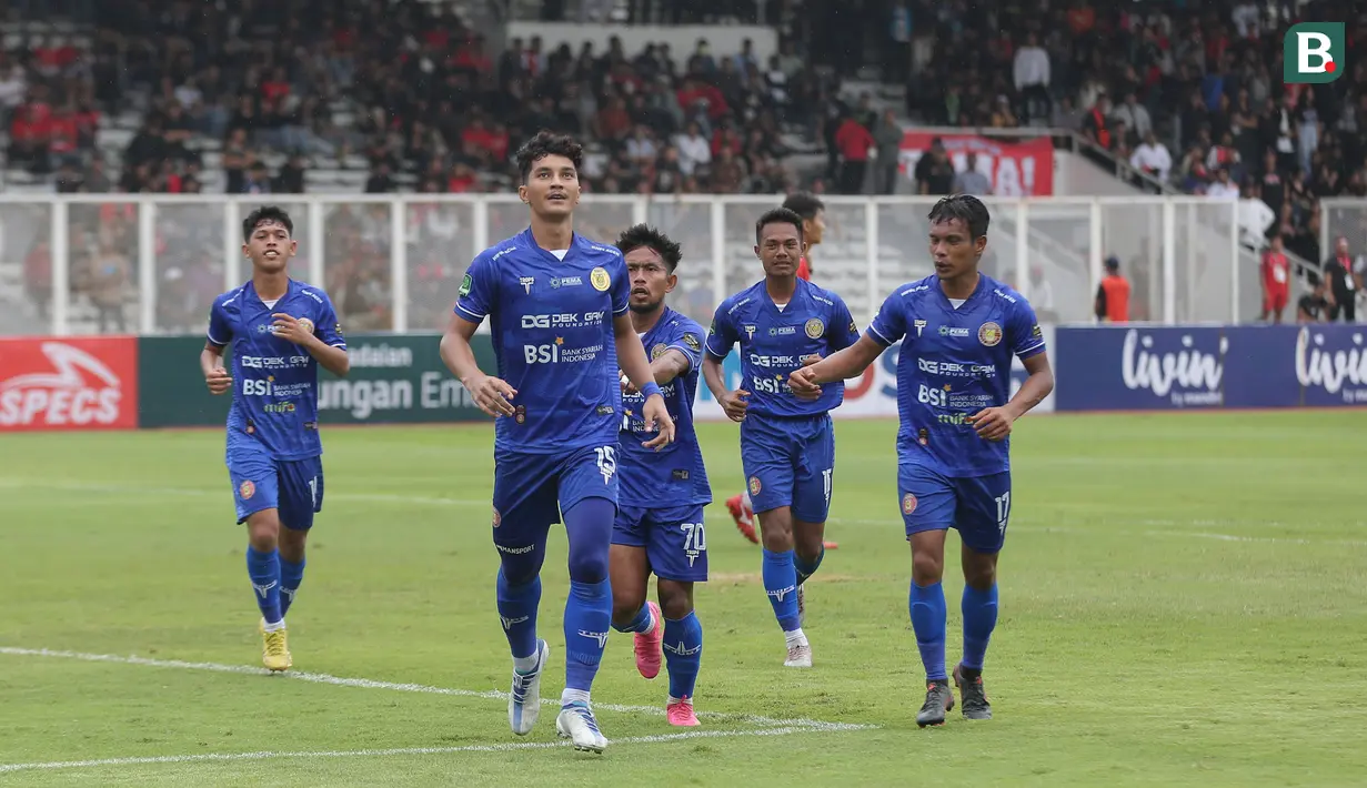 <p>Selebrasi pemain Persiraja Banda Aceh, Zikri Ferdiansyah (tengah) setelah mencetak gol ke gawang Malut United lewat eksekusi penalti pada laga leg kedua perebutan tempat ketiga Pegadaian Liga 2 2023/2024 atau playoff promosi Liga 1 2024/2025 di Stadion Madya, Senayan, Jakarta, Sabtu (9/3/2024). (Bola.com/Abdul Aziz)</p>