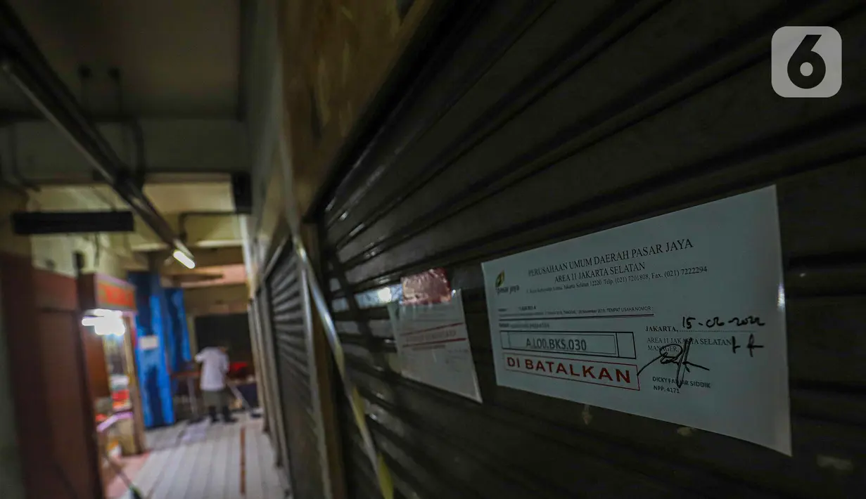 Sejumlah kios terpasang stiker bertuliskan 'disewakan' atau 'dijual' di Pasar Mampamg, Jakarta, Jumat (28/10/2022). Sepinya pengunjung di Pasar Mampang membuat para pedagang memilih menjual atau menyewakan kiosnya. Para pedagang memilih menjual atau menyewakan kiosnya dan beralih memasarkan barang dagangannya secara daring atau online Sedangkan pihak pengelola merencanakan pada lantai tiga dan empat Pasar Mampang akan digunakan sebagai tempat berolahraga.  (Liputan6.com/Faizal Fanani)