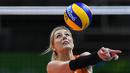 Tahun 2016 Laura Dijkema meraih medali perunggu bersama timnas Belanda pada kejuaraan FIVB World Grand Prix di Bangkok, Thailand. (AFP/Johannes Eisele)