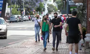 Orang-orang memakai masker mencegah COVID-19 di kawasan perniagaan Cape Town, Afrika Selatan. (Xinhua/Lyu Tianran)