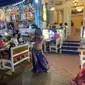 Restoran minta maaf atas pertunjukan tari perut oleh penari hampir telanjang di dekat sebuah masjid di Singapura. (dok. Facebook&nbsp;Abu Jalal Sarimon/https://www.facebook.com/photo.php?fbid=10159156115086845&amp;set=pcb.10159156115276845&amp;type=3&amp;theater)