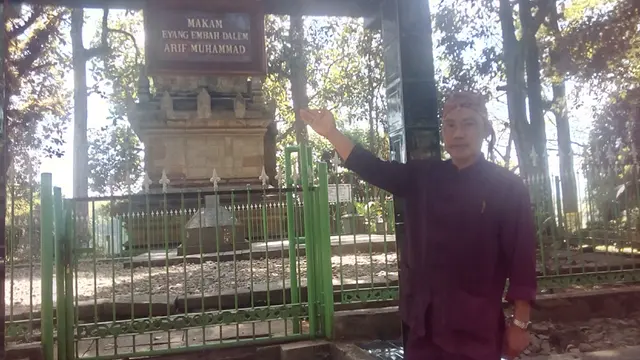 Makam Arif Muhammad yang bersebelahan dengan Candi Cangkuang, Garut