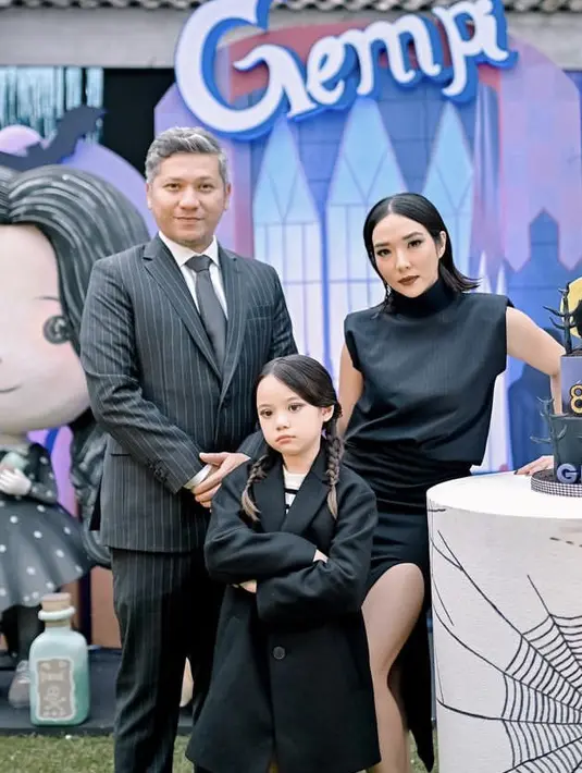 Gisel dan Gading juga kerap terlihat masih dekat meski sudah berpisah. Dari liburan bareng hingga merayakan ulang tahun Gempi dengan pesta kostumnya. Terlihat mereka bertiga mengenakan pakaian serba hitam sesuai tema serial Wednesday. @gise_la