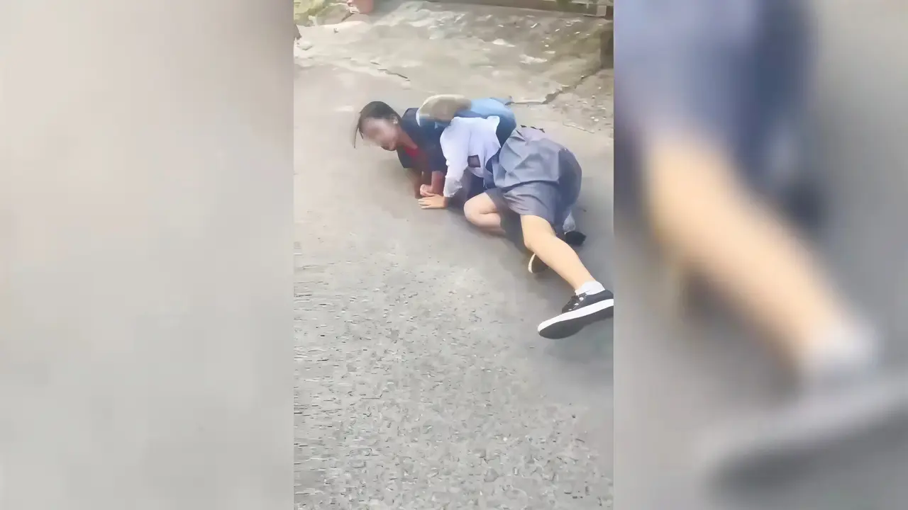 Viral duel siswi SMA diduga karena rebutan pacar.