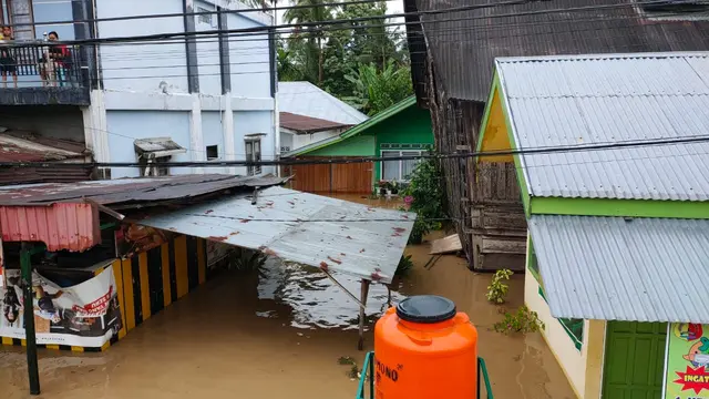 Banjir melanda Kota Solok pada akibat hujan yang mengguyur sejak Senin (11/1/2021). (Liputan6.com/ Novia Harlina)