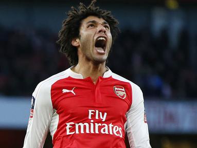 Pemain baru Arsenal, Mohamed Elneny, berteriak usai menang atas Burnley pada putaran kelima Piala FA di Stadion Emirates, Inggris, Sabtu (30/1/2016). The Gunners berhasil menang dengan skor 2-1. (Reuters/John Sibley)