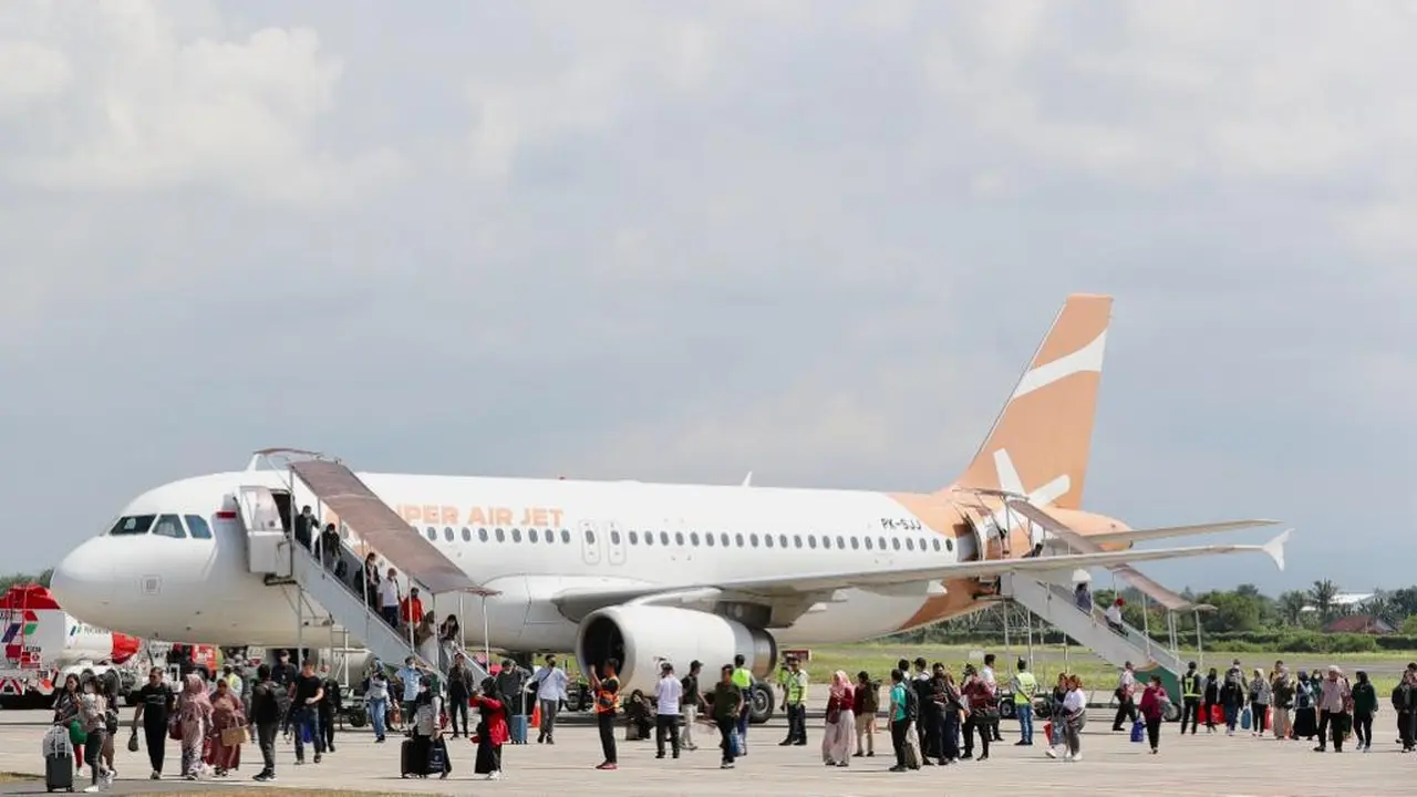 Pesawat Supar Air Jet mendarat mulus di Bandara Banyuwangi dalam penerbangan perdananya dengan rute Jakarta- Banyuwangi PP (Istimewa)