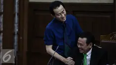 Darmawan Salihin merangkul pengacara Jessica Wongso, Otto Hasibuan sebelum persidangan di PN Jakarta Pusat, Rabu (13/7). Sidang beragendakan pemeriksaan saksi sahabat Mirna, Hanie Juwita Boon, 3 pegawai Kafe Olivier. (Liputan6.com/Faizal Fanani)