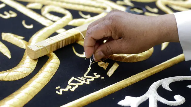 FOTO: Menyulam Kaligrafi Islam pada Kiswah Kabah