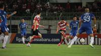 Pemain sayap Madura United lulinha saat pertandingan melawan PSIS Semarang.