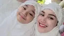 Ayu Ting Ting kompak mengenakan mukena warna putih berbordir bersama ibunda san anaknya, Bilqis. @ayutingting92