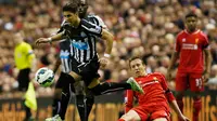 Penyerang Newcastle,  Ayoze Perez (kiri) berusaha melewati pemain liverpool Lucas Leiva saat Laga Liga Premier Inggris di Anfield Stadium, Inggris, Senin (13/5/2015). Liverpool menang 2-0 atas Newcastle United. (Reuters/Andrew Yates)