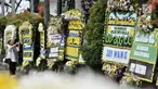 Pelayat mengambil gambar karangan bunga duka cita untuk mendiang Eka Tjipta Widjaja di depan Rumah Duka Sentosa RSPAD Gatot Soebroto, Jakarta, Minggu (27/1). Puluhan karangan bunga itu memenuhi Rumah Duka RSPAD Gatot Soebroto. (Merdeka.com/Iqbal Nugroho)