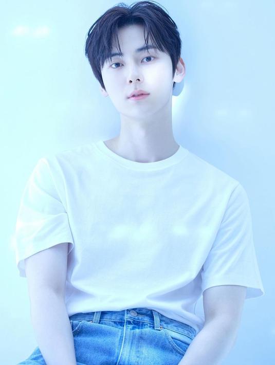 <p>Hwang Minhyun juga pernah mengikuti ajang Produce 101 dan berhasil debut sebagai salah satu member Wanna One. (FOTO: instagram.com/optimushwang/)</p>