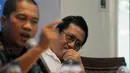 Pengamat ekonomi-politik dari Universitas Paramadina, Herdi Sahrasad (kanan) hadir dalam diskusi yang membahas polemik Pilkada langsung atau tidak langsung, Jakarta, (13/9/2014). (Liputan6.com/Herman Zakharia)