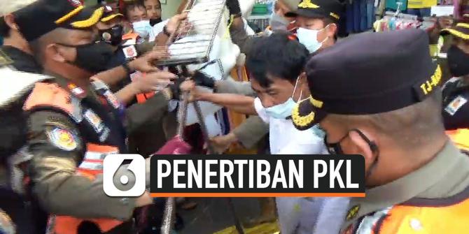 VIDEO: Penertiban PKL, Kericuhan Terjadi Antara Satpol PP dan PKL