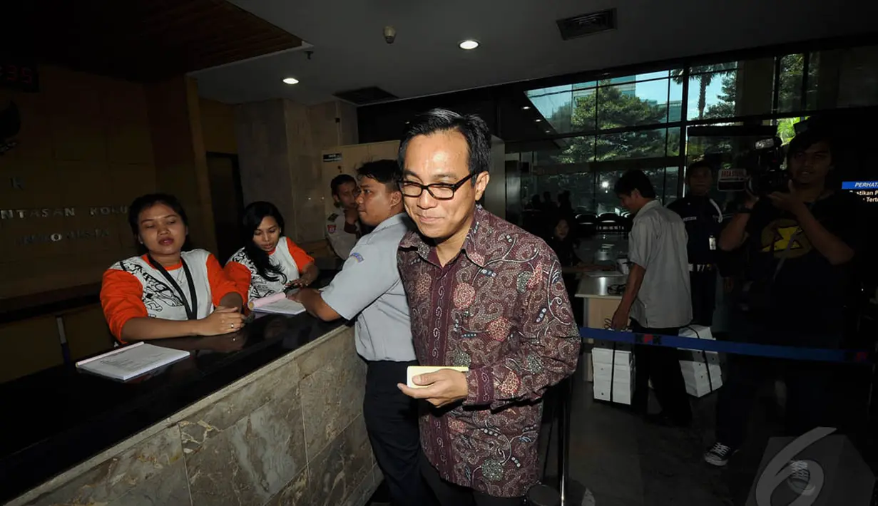 Julian Aldrin Pasha datang ke KPK untuk membesuk eks Menpora, Andi Mallarangeng, Jakarta, Senin (29/12/2014). (Liputan6.com/Miftahul Hayat)