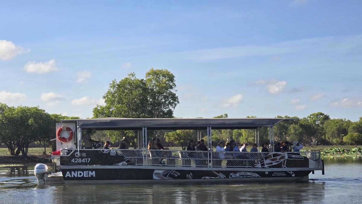 Melihat Lebih Dekat Kekayaan Satwa di Kakudu dengan Yellow Water Cruises
