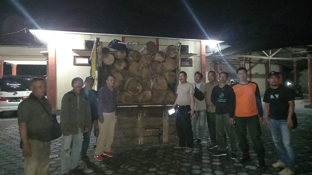 Barang bukti kayu jati yang diduga hasil pembalakan liar di hutan KPH Banyuwangi Selatan diamankan di Mapolsek Pesanggaran (Istimewa)