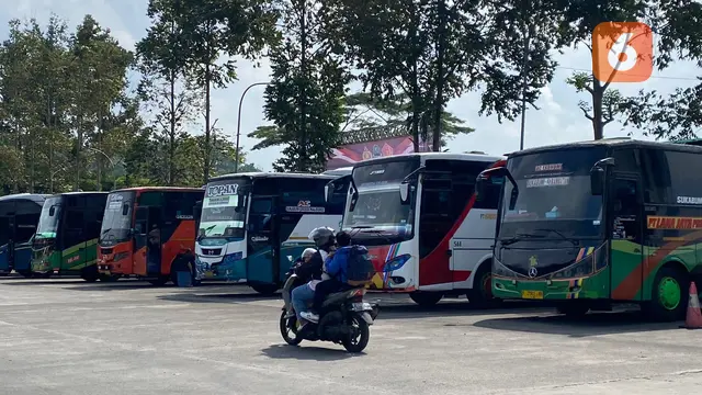 Bus berbagai tujuan di Terminal Tipe A Ahmad Kota Sukabumi (Liputan6.com/Fira Syharin).