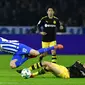 Pemain Borussia Dortmund, Julian Weigl dan pemain Hertha Berlin Ondrej Duda terjatuh saat berebut bola pada lanjutan Bundesliga di Olympiastadion Berlin, Sabtu (20/1). Hasil imbang 1-1 mengakhiri duel antara Hertha Berlin vs Dortmund. (Tobias SCHWARZ/AFP)