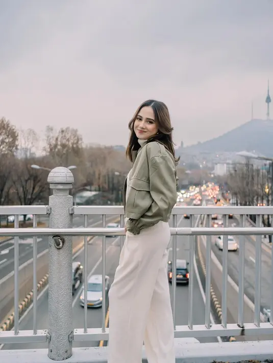 Potret tak kalah menawan dari Syifa Hadju. Ia mengenakan turtleneck bernuansa broken white yang serasi dengan celana panjangnya, ditumpuk mengenakan cropped jacket berwarna hijau olive yang serasi. [Foto: Instagram/syifahadju]