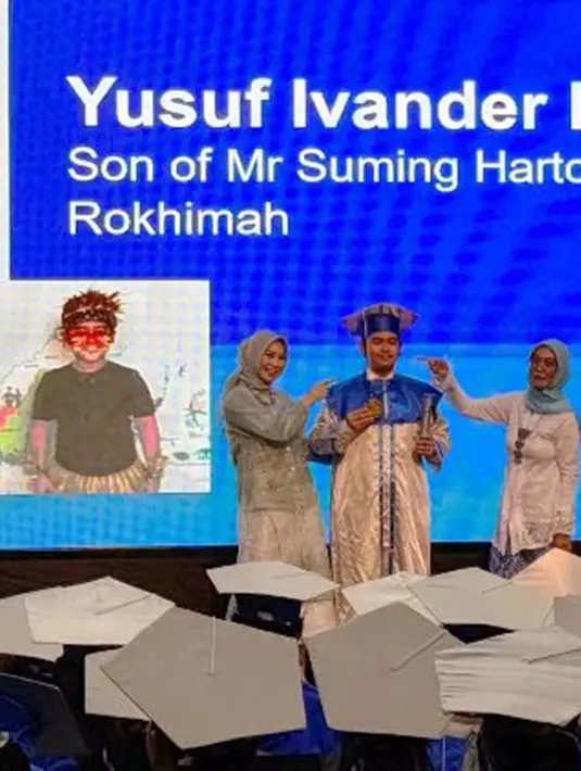Acara wisuda kelulusan Ivan pun digelar megah oleh pihak sekolah. Saat berada di panggung, nama kedua orangtua siswa disebut. Terungkap bahwa nama asli Adam Suseno adalah Suming Harto. Suami Inul itu memang berdarah Tionghoa. Sementara, nama asli Inul ialah Ainur Rokhimah. (Liputan6.com/IG/@inul.d)