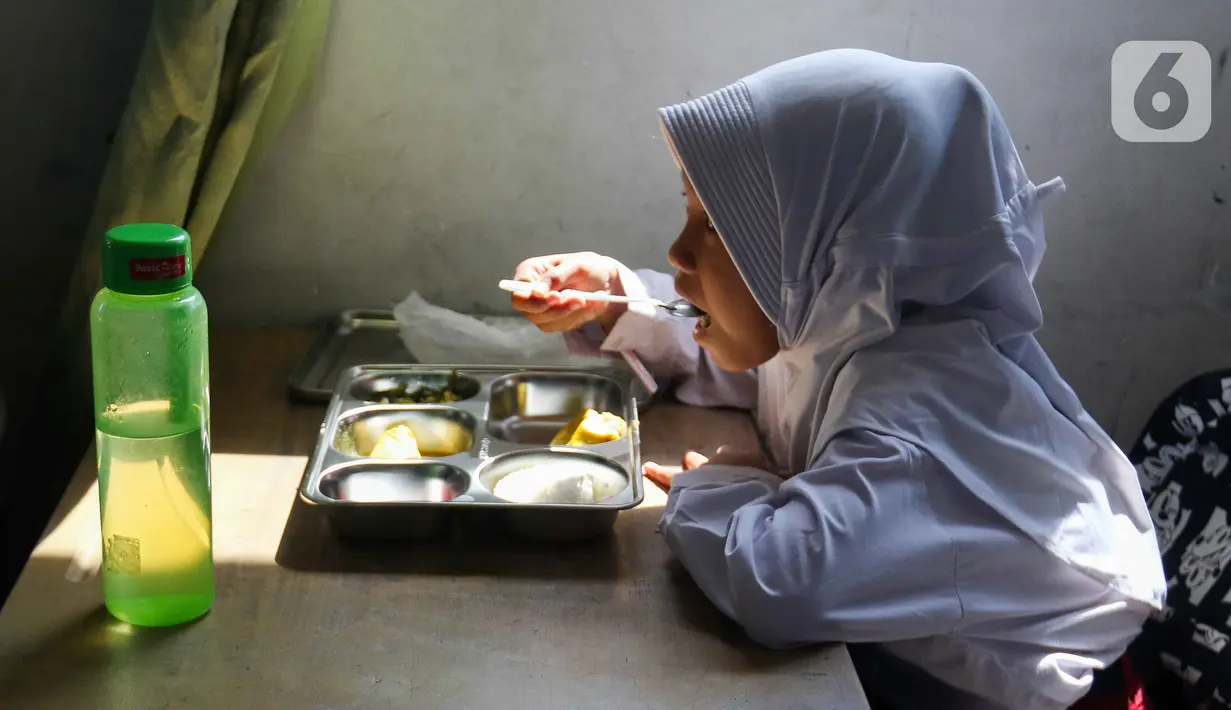 Sementara, untuk dapur untuk program makan bergizi gratis dikelola oleh Satuan Pelayanan Pemenuhan Gizi (SPPG) yang ditunjuk langsung oleh Badan Gizi Nasional (BGN). (Liputan6.com/Herman Zakharia)