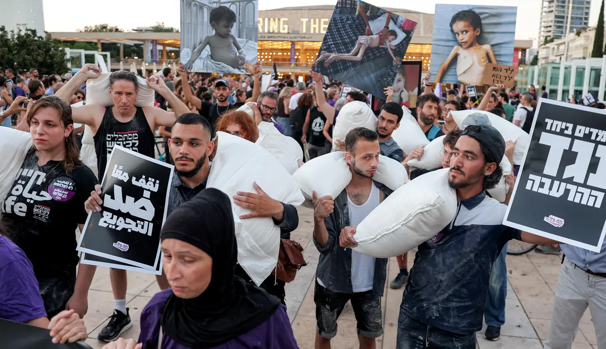 Mereka berunjuk rasa mengecam kekurangan pangan yang sedang berlangsung dan pengungsian paksa warga Palestina di Jalur Gaza. (Jack GUEZ/AFP)